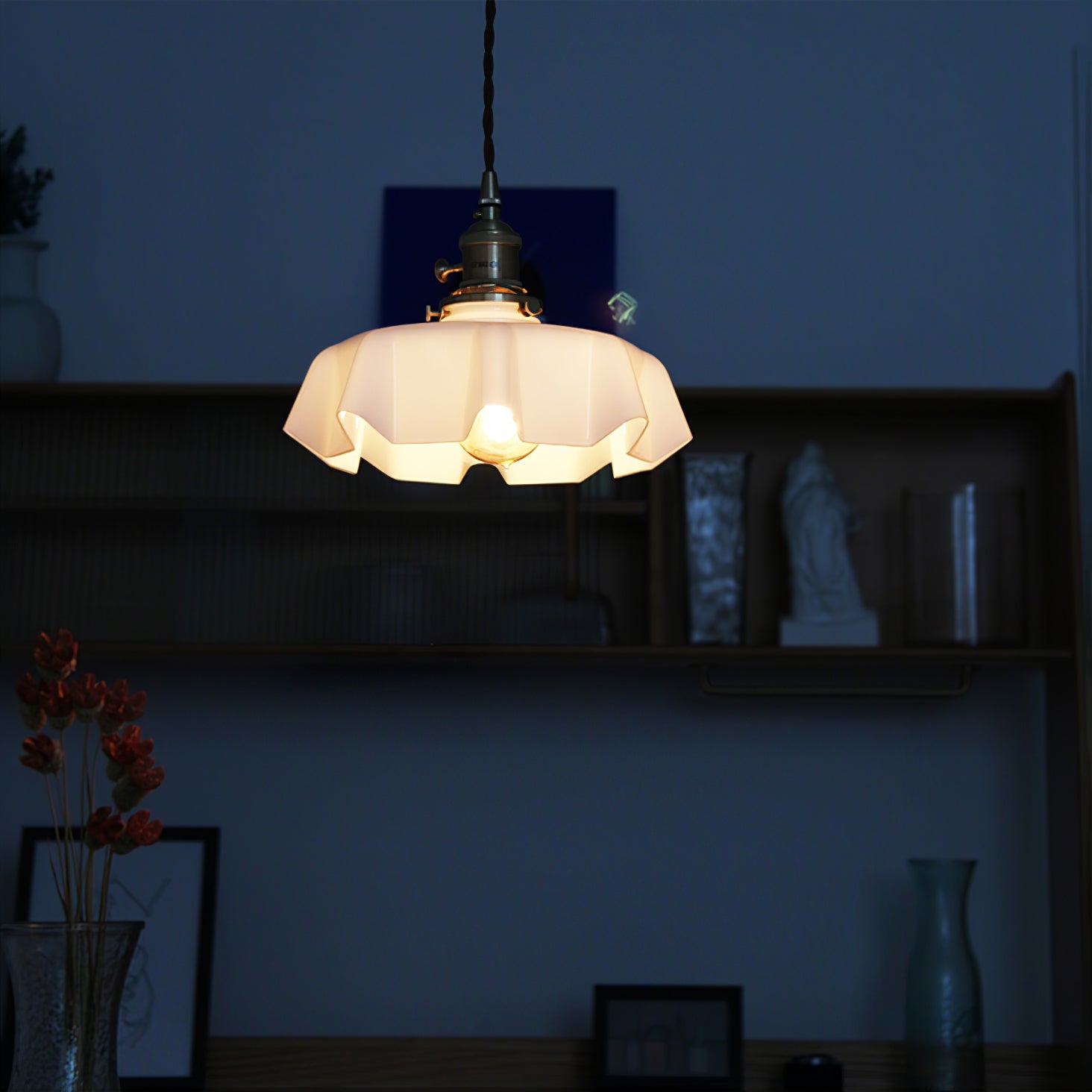 Lampada a sospensione francese in vetro arricciato e ottone 1 luce