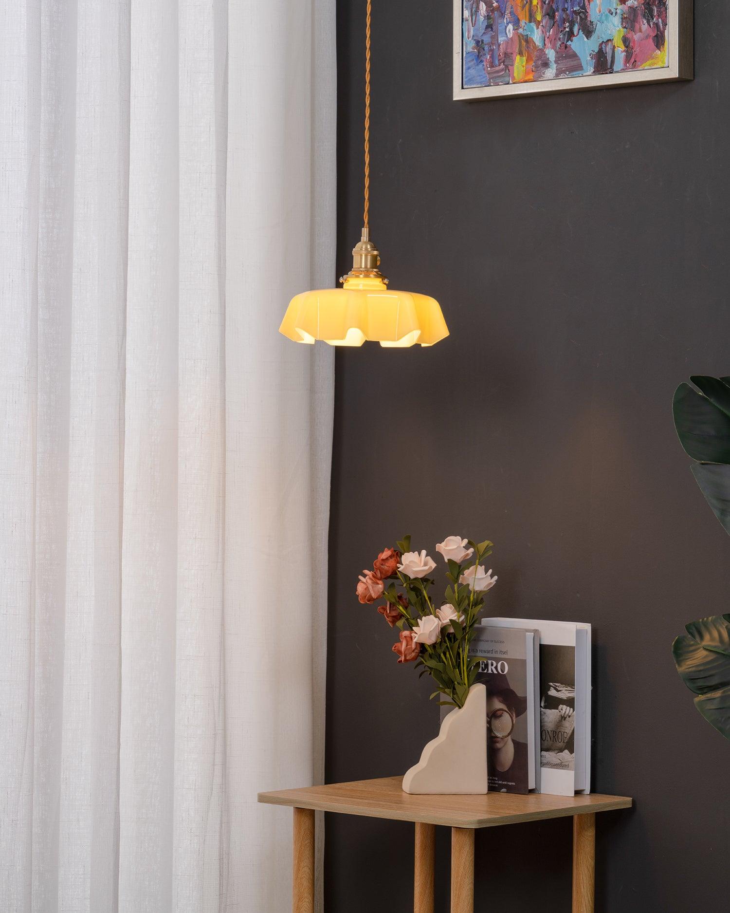 Lampada a sospensione francese in vetro arricciato e ottone 1 luce