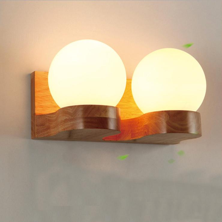Lampada da parete nordica in legno con globo in vetro