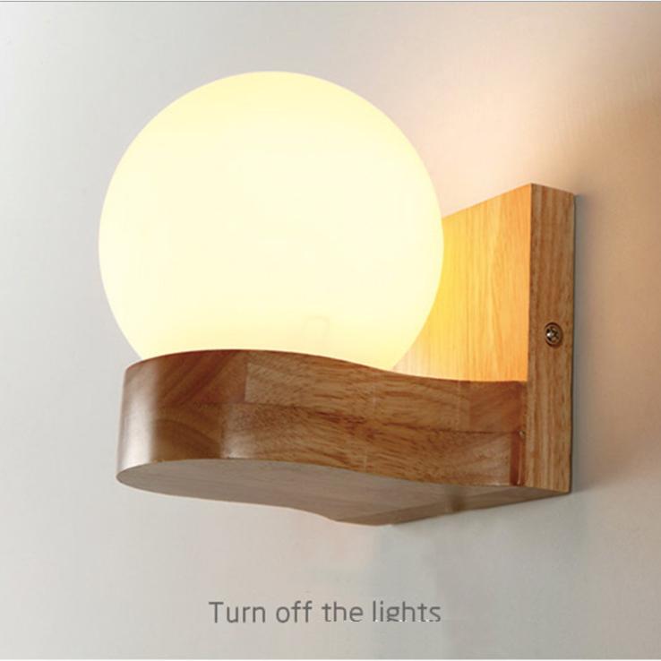 Lampada da parete nordica in legno con globo in vetro