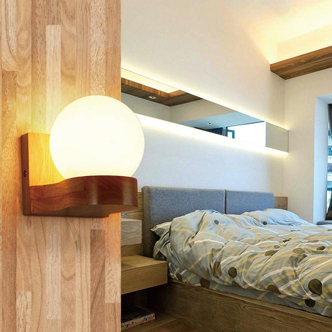 Lampada da parete nordica in legno con globo in vetro