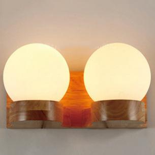 Lampada da parete nordica in legno con globo in vetro