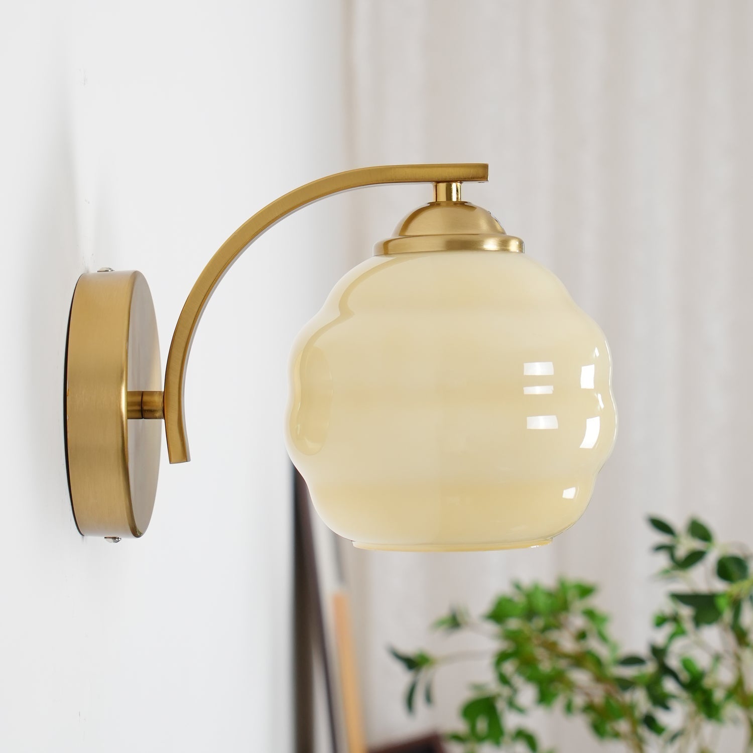 Art Deco Rippled Globe Glass Wall Sconce 1-Light