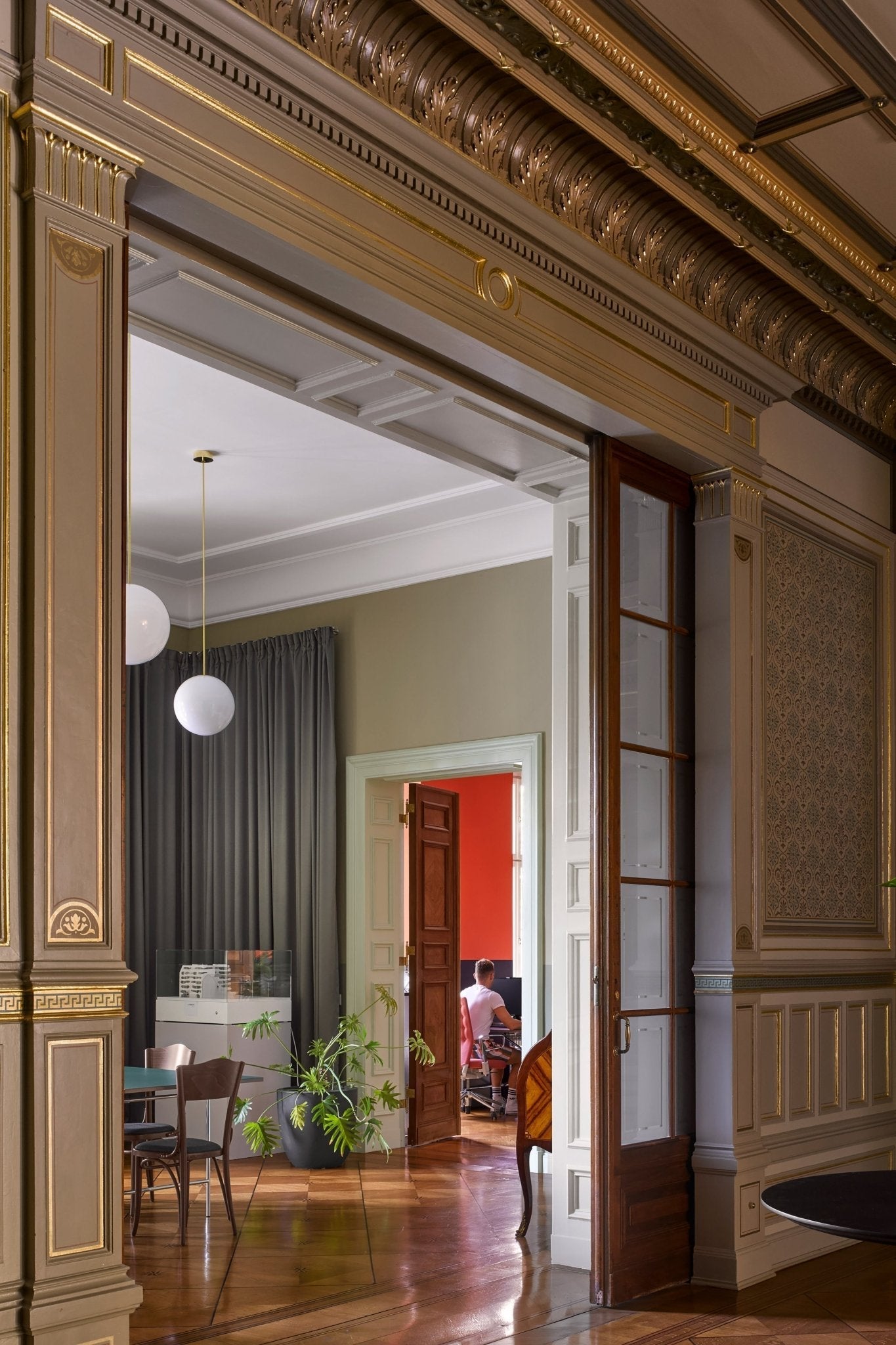 Minimalist Brass Globe Glass Pendant 1-Light