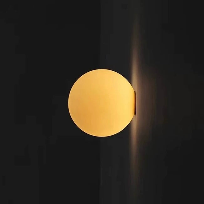 Applique da parete moderna in vetro satinato a globo LED 1 luce
