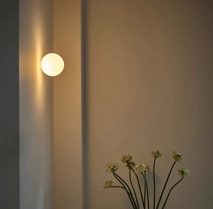 Applique da parete moderna in vetro satinato a globo LED 1 luce