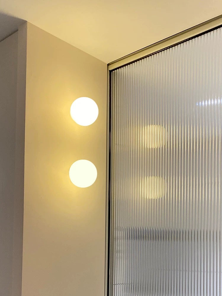 Applique da parete moderna in vetro satinato a globo LED 1 luce